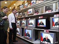 Televisões exibem o presidente russo Vladimir Putin