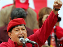 O presidente Hugo Chávez discursa durante comício em Caracas