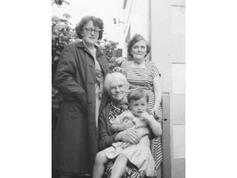 Pedair cenhedlaeth o teulu'r post; o¹r chwith (yn sefyll) Phyllis (mam), Daisy (nain), yn eistedd: Mary Williams (hen nain); Enid (plentyn).