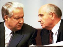 O ex-presidente russo Boris Yeltsin e o ex-presidente soviético Mikhail Gorbachev