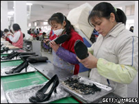 Trabalhadoras em fábrica de calçados chinesa
