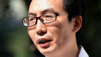 李方平律師在新疆烏魯木齊中級法院門外接受採訪(17/9/2014)