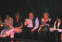 Actorion ar  lwyfan yn theatr Dylan Thomas, Abertawe.