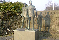 Cerflun OM Edwards a Syr Ifan ab Owen Edwards yn Llanuwchllyn