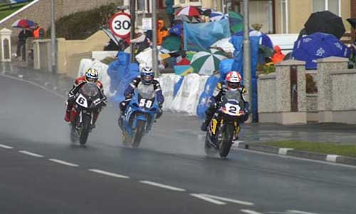 Riders on Blacks Hill at the 2003 NW200 - photo Gary Bagshawe
