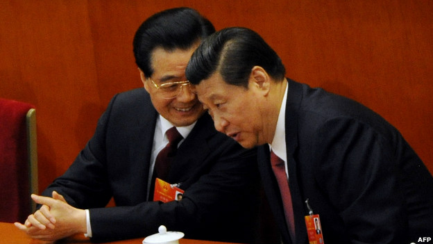 新任中国国家主席兼军委主席习近平(右)与胡锦涛(14/03/2013)