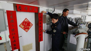 中国海监船在钓鱼岛海域（新华社图片）