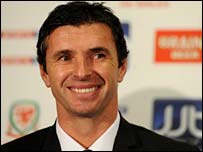 Rheolwr newydd Cymru Gary Speed