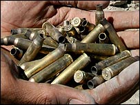 یک افغان مرمی های شلیک شده از سوی سربازان آمریکایی را نشان می دهد
