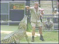 Steve Irwin segura o bebê perto de crocodilo