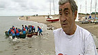 Frank ar y traeth.