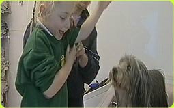 Chloe yn cael bath