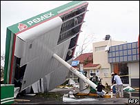 Um posto de gasolina destruído pelo furacão Emily em julho de 2005