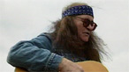 Meic Stevens yn chwarae gitar