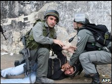 متظاهر فلسطيي وشرطة اسرائيلية