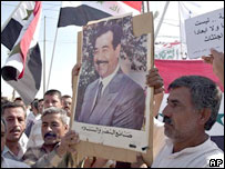Manifestante mostra imagem de Saddam Hussein em Baquba