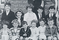Rhodri Jones ydy'r trydydd o'r chwith yn y rhes flaen. (Llun: Gwyn Evans, y Bala)