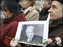Russos se despedem de Yeltsin diante de catedral
