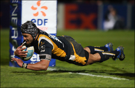 Sam Tuitupou dives for try