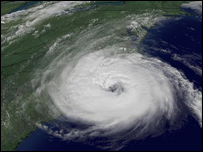 Imagem de satélite mostra o furacão Ophelia chegando à costa da Carolina do Sul e da Carolina do Norte