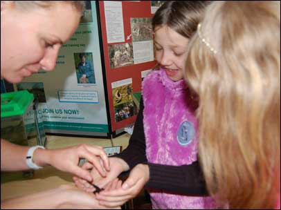 Springwatch 2007: Children looking at an amphibean