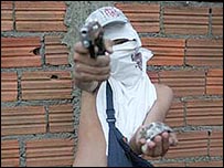Jovem mostra drogas e armas na zona leste de São Paulo (Foto: Vidal Cavalcante/AE)