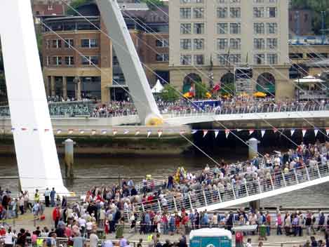 Crowds on the Millennium Bridge