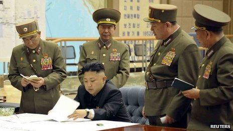 金正恩會見將領的照片