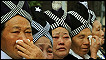 Người Hmong lau nước mắt khi linh cữu tướng Vàng Pao đi qua