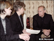 Владимир Путин в доме погибшего командира "Курска" Геннадия Лячина
