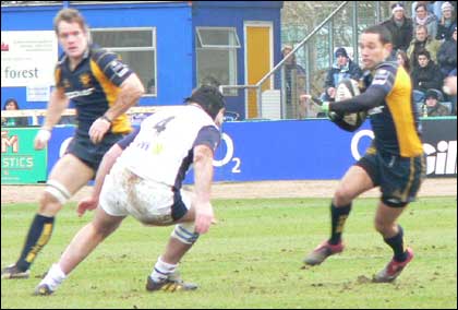 Worcester Warriors rugby players attack
