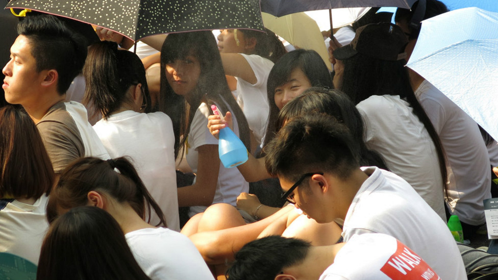 一名参加集会的女同学向同学们喷洒水雾(BBC中文网记者叶靖斯摄22/9/2014)