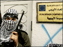 Palestino em frente ao prédio da UE na Cidade de Gaza