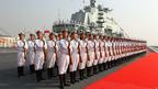 中国解放军海军士兵在辽宁号航空母舰上列队（25/9/2012）