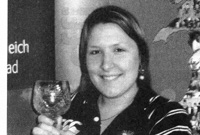 Sioned Owens gyda'i thlws 'Actores Orau.