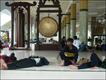 Selain berhenti di rumah makan atau tempat penginapan, banyak pemudik darat beristirahat sejenak di masjid tepi jalan, seperti di Kendal, Jawa Tengah ini.