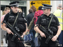 Policiais armados no aeroporto de Glasgow