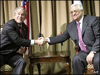 Bắt tay Chủ tịch Palestine ở Ramallah
