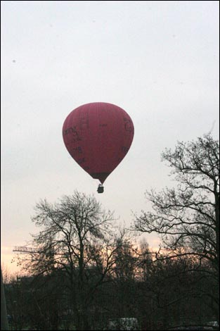 Balloon takes off from Pitchcroft in Worcester