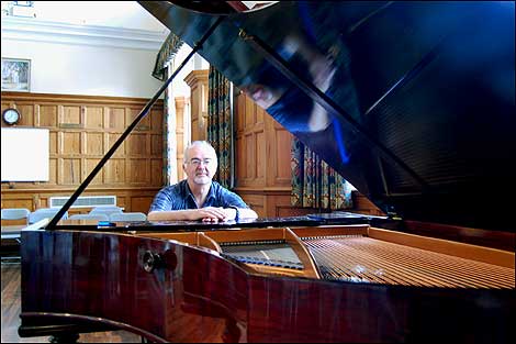 Man at piano 470
