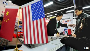 北京某海外房地产展销会上参观者听取美国投资移民讲解(5/4/2012)