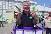 Sulwyn - gwerthu nwyddau Sir Gaerfyrddin yn Eisteddfod 2006