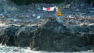 幾名日本右翼人士曾在8月19日登上釣魚島(19/08/2012)