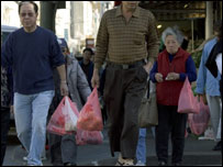 Pedestres carregam sacolas plásticas no bairro de Chinatown, em San Francisco