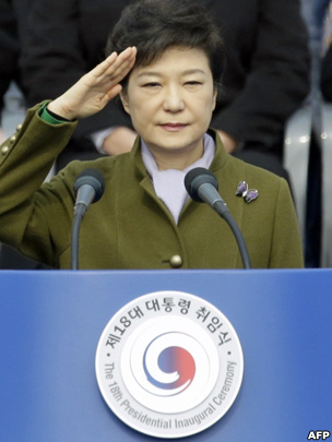 韩国总统朴槿惠在就职典礼上敬礼(25/2/2013)