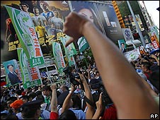 香港七一游行民众指骂民主党游行队伍(1/7/2010)
