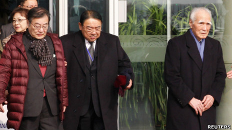 日本前首相村山富市(右)、前自民党干事长加藤弘一(左)在日本驻华大使木寺昌人(左二)陪同下步出北京首都机场(28/1/2013)