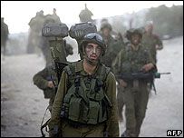 Soldados israelenses deixam o Líbano em agosto de 2006 (foto arquivo)