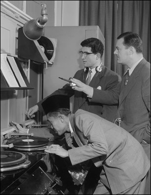 BBC Malayca bölümü başkanı Tayyibi Bin Ali, BBC Türkçe'den Mehmet Ali Fehmi, BBC eğitmenlerinden John Cordeaux. 10/10/1955 © BBC