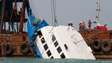 香港南丫島撞船死亡人數已增至37人(02/10/2012)